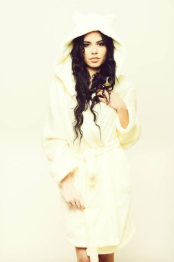 Bej kadife bornozla poz veren seksi kız