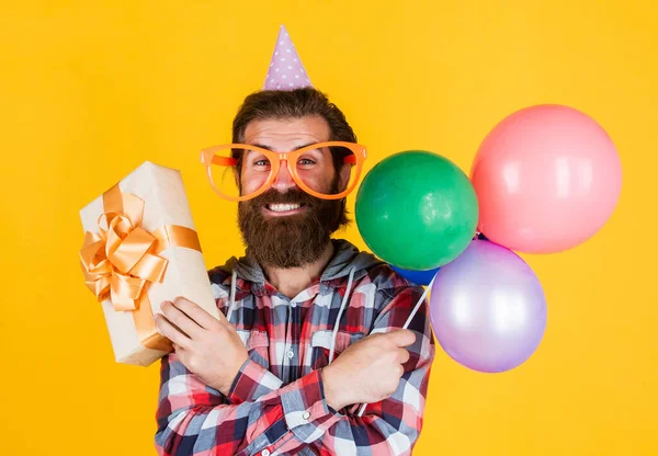 Fritid. Känn lyckan. Glad man med skägg. mannen i partyglasögon hålla ballonger. högtidsfirande. Grattis på födelsedagen. Företagsfest firar. Hej sommar. sommarshopping försäljning — Stockfoto