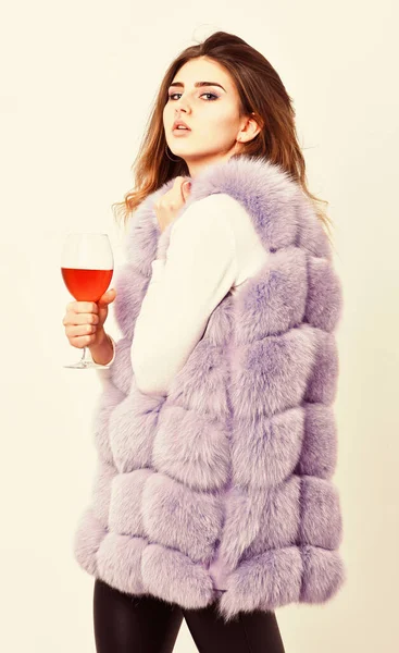 Razões para beber vinho tinto no inverno. Álcool e tempo frio. A mulher gosta de vinho. Menina moda maquiagem usar casaco de pele segurar copo de vinho. Senhora penteado encaracolado como vinho caro. Conceito de vida de luxo — Fotografia de Stock