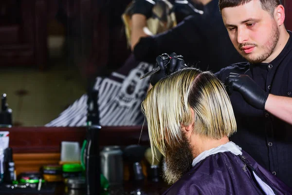 Friseurmeister. machen neue Frisur. Mann bekommt trendigen Haarschnitt. modische Frisur für echte Männer. Schönheit und Mode. Haare färben und neue Form geben. Friseursalon für Männer — Stockfoto