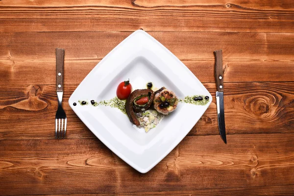 Plato con presentación moderna en plato cuadrado. Filete de cerdo al horno — Foto de Stock