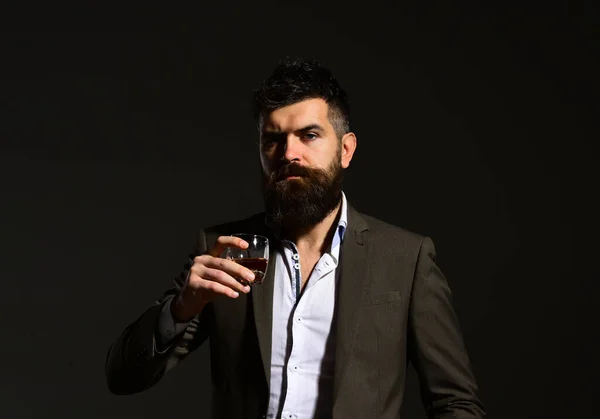 Man met ernstig gezicht toasten met een glas alcohol — Stockfoto