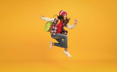 Okul bilgisine doğru. Koş ve atla. Çocuk havada yakalandı. Okulun mutluluğu ve neşesi. Sonunda tatil. Küçük kız kulaklıkla müzik dinliyor. Okula koşan küçük liseli kız. Acele et!
