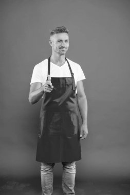 Bunu denemelisin. Üniformalı adam. Mesleki yaklaşım. Sırada sen varsın. Önlüklü olgun bir adam işaret ediyor. Restoranın hostesi. Fast food restoranı. Restoran personeli.