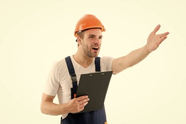 İnşaat alanı yöneticisi. İnşaat işçisi beyazı izole etmiş. İnşaat müdürü. Usta inşaatçı. Bina mühendisi. İnşaat mühendisi veya inşaatçı koruyucu kask ve iş kıyafeti giyer