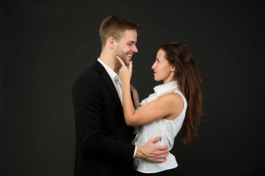 Takım elbiseli genç çift ve tişörtlü kadın birbirine sarılıyor, romantik ve iş ilişkisi