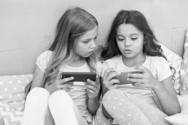 Mobil oyunlar. Karantina gezici bağımlılık sorununu şiddetlendiriyor. Evden blog yazıyorum. Akıllı telefondan blog yazısı yazmak. Görüntülü arama. Çevrimiçi sosyal ağ. Çocuklar ve teknoloji. Mobil uygulama