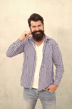 Sakallı ve mutlu. Sakallı hippi sakallı adam. Berber ipuçları sakal bırakır. Güzel sakal ve bıyık bakımı. Hipster görünümü. Sakal ve berber konsepti. Berber dükkanı modeli konsepti