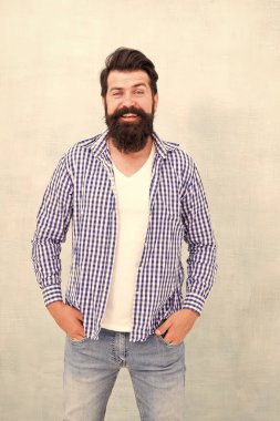 Güzel sakal ve bıyık bakımı. Hipster görünümü. Sakal ve berber konsepti. Sakallı hippi sakallı adam. Berber ipuçları sakal bırakır. Berber dükkanı modeli konsepti. Sakallı ve mutlu