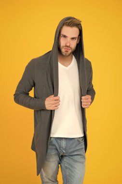 Sıradan bir iş için. Sıradan tarzda yakışıklı bir adam. Sıradan görünüşlü modern bir adam. Sıradan moda trendleri. Moda ve tarz. Doğal rahatlığın ve çağdaş şeklin tadını çıkarıyor.