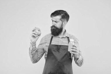 Domates suyu olan bir adam. Şef aşçı vitamin kokteyli. sağlıklı ve taze meyve püresi. Sadece organik yiyecekler. Taze domatesten ketçap yapmak. Çiftlik pazarı konsepti. organik domates suyu