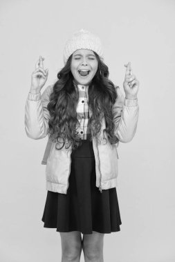 Uğursuzluk getirmiyorum. Küçük çocuk şans için dua etsin. Tatlı çocuk dilek tut. Sonbahar modasında uzun saçlı küçük bir çocuk. Çocuk sarı arka plana geri döndü. Çocukluk rüyası. Dilek okulu