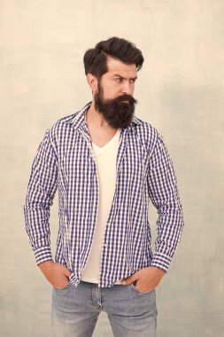 Sakallı adam gerçekten ayarlı. Denim bak. Sıradan erkek modası. Gerçek erkekler için berber bakımı. Bıyıklı vahşi hippi. Sakallı, olgun bir hippi. Tarzına güveniyor.