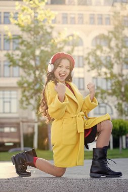 tamamen başarılı. Müzik aşığı. Yeni teknoloji. Fransız bereli mutlu bir Parisli kız. Sonbahar modası. Sonbahar sezonu. Küçük kız, sesli kitabı dinle. Küçük kız kulaklıkla dans ediyor. çevrimiçi eğitim