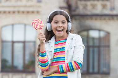 En mutlu gün. Lolipopu olan liseli kız. Çocuk eğitimde yenilik yapıyor. Mutlu çocuklar günü. Sağlıklı bir yaşam tarzı. Kulaklıklı mutlu çocuk. Öğrenci müzik dinler ve şarkı söyler. Okula dönüyorum. Mutlu açık hava güzelliği