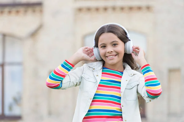 Happy energický dívka poslech hudba moderní sluchátka, děti den koncept — Stock fotografie