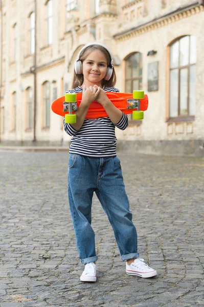 Vi attende una nuova avventura. Ragazzo felice tenere bordo penny all'aperto. Trasporto fuori terra. Viaggi d'avventura. Attivita 'infantili. Viaggiare e vagabondare. Vacanze estive. Sport e ricreazione — Foto Stock