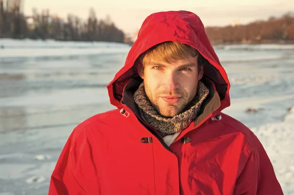 Me siento helada. hombre disfrutar de paisaje nevado en la puesta del sol. concepto de viaje y expedición. Un hombre con parka roja. moda masculina de invierno. ropa de abrigo para clima frío. pronóstico del tiempo. humano y la naturaleza —  Fotos de Stock