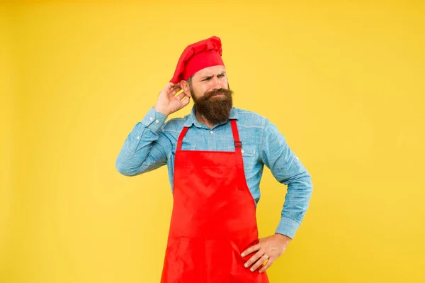 Chef-kok man heeft inspiratie nodig verzin heerlijke gerechten voor verfijnde klant — Stockfoto