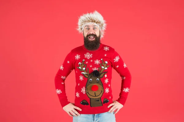 Cuidados de inverno. Um tipo emocional. Humor de inverno. Barbudo hipster usar camisola de malha e chapéu peludo. Previsão meteorológica. Moda de inverno. Dias frios. Serviços de barbearia. Homem com barba longa e bigode — Fotografia de Stock