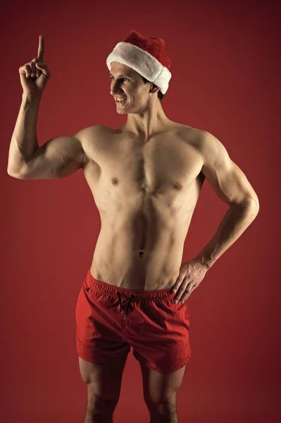 Seksi Noel Baba 'nın bir fikri var. Kaslı ve atletik bir adam. Romantik Noel. Noel 'de aşk randevusu. Kış tatili arzusu. Tam formda bir striptizci. Yetişkinler için yeni yıl partisi. Noel Baba şapkalı maço adam. — Stok fotoğraf