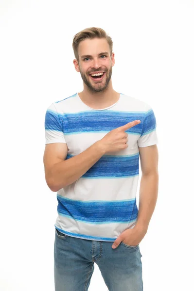 Щасливий сексуальний чоловік з щетиною на обличчі в модній літній сорочці, спрямований палець ізольований на білому тлі, показуючи напрямок — стокове фото