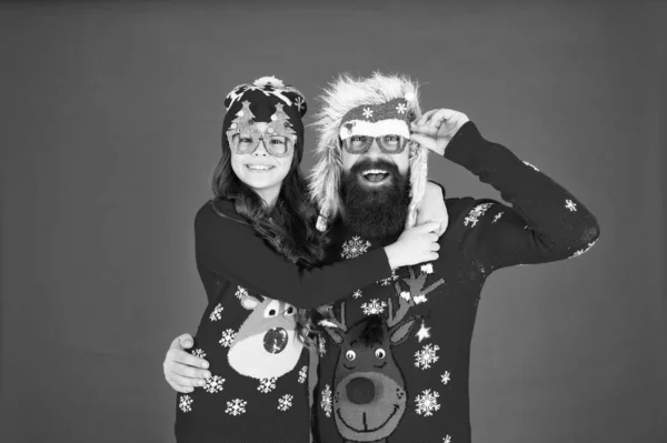 Feliz Natal! Feliz Natal! Família feliz. Menina pequena e alegre pai homem. Valores familiares. A família usa camisolas de inverno. A divertir-me. Memórias de Natal. Pai e filha celebram o ano novo. Férias familiares — Fotografia de Stock