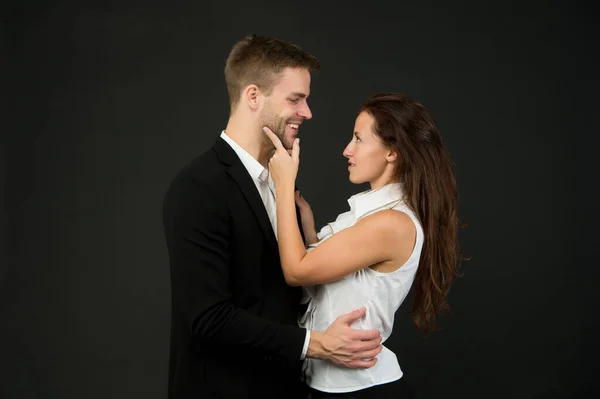 Jovem casal apaixonado por homem de terno e mulher de camisa está abraçando uns aos outros, romântico e relacionamento comercial — Fotografia de Stock