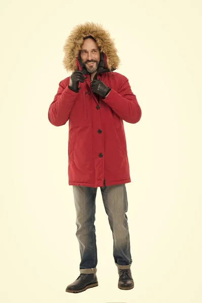 Kışın sıcak kalmak. Kış modasında sakallı adam. Kapüşonlu ceketli olgun bir adam beyazın üzerinde izole edilmiş. Yetişkin modeli kış tarzını sever. Sıcak kışlık kıyafet. — Stok fotoğraf