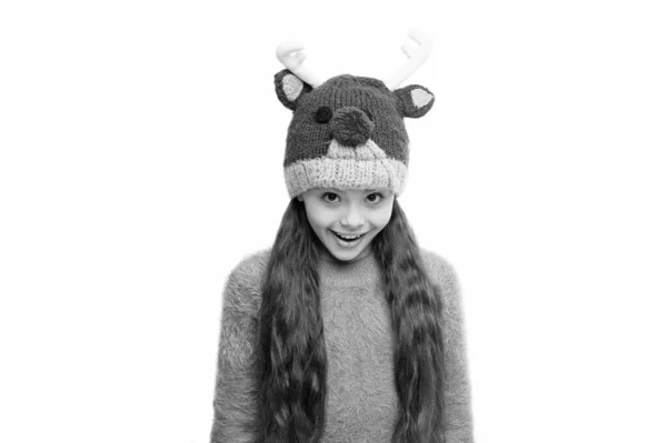 Весела дитина. Грайливий милашка. Чарівна дитина носить милий зимовий в'язаний капелюх для оленів. Милий олень з червоним носом. Милі аксесуари. Дівчина носить зимовий тематичний аксесуар. Різдвяний карнавал. Веселощі і радість — стокове фото