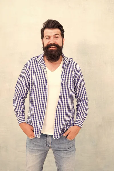 Güzel sakal ve bıyık bakımı. Hipster görünümü. Sakal ve berber konsepti. Sakallı hippi sakallı adam. Berber ipuçları sakal bırakır. Berber dükkanı modeli konsepti. Sakallı ve mutlu