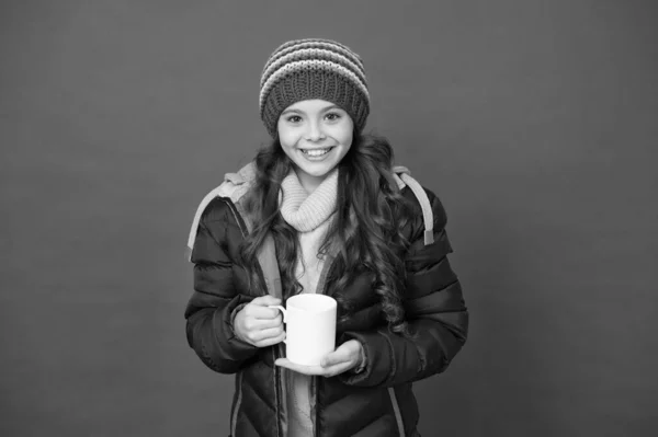 안녕하 세요. 카푸치노가 필요 해. 행복 한 어린이는 아침 차를 즐긴다. 어린 소녀는 뜨거운 음료를 머그 컵에 담는다. 추운 겨울에는 아침에 마시는 컵이다. 아침 일찍 일어나는 아침 일 — 스톡 사진