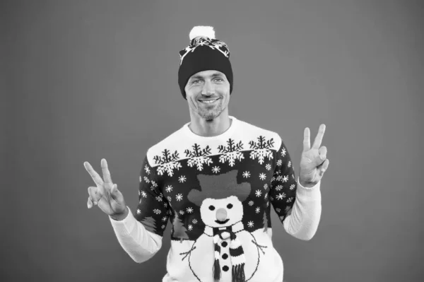 平和だ。最高の願いだ。ハンサムな男は雪だるまと冬の帽子とセーターを身に着けている。休日のための伝統的なセーター。大人の男は楽しんでる。雪の結晶パターン。ニットウェアのコンセプト。面白いセーターだ。メンズウェア — ストック写真