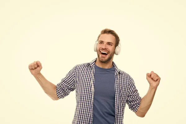 Gosto da minha música alta. Homem feliz ouvir música isolada no branco. Bonitão gosta de música tocando em fones de ouvido. Nova tecnologia. Vida moderna. A música é divertida. Diversão e entretenimento — Fotografia de Stock