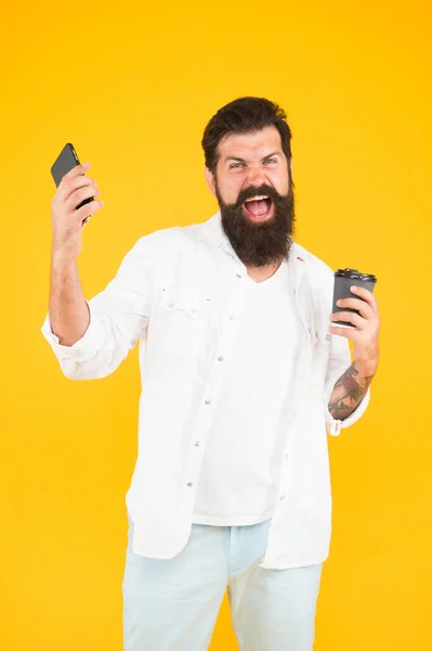 Arg affärsman med kaffe Använda mobiltelefon och skrika känslomässigt, negativa mänskliga känslor — Stockfoto