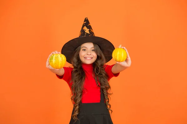 Criança feliz no traje de chapéu de bruxa para halloween com pequena abóbora amarela, halloween tradicional — Fotografia de Stock