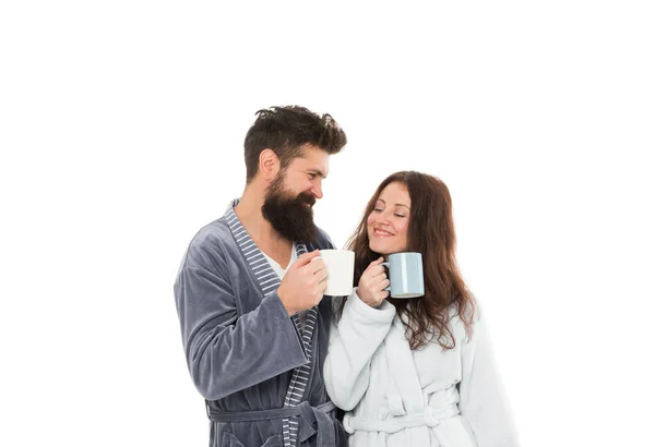 Pareja feliz desayunando en albornoz. despierta con taza de café fresco. tiempo para relajarse. sentirse cómodo y renovado. mujer y hombre disfrutando de fin de semana. Domingo perezoso. café fresco por la mañana — Foto de Stock