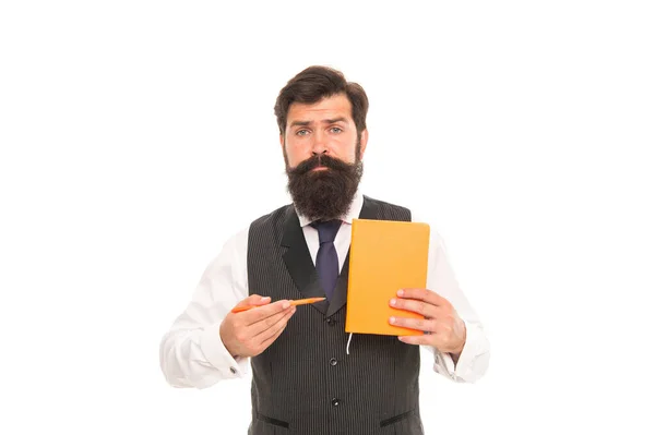Homem barbudo sério apontar caneta escrita no livro da escola isolado em branco, informações sobre a educação — Fotografia de Stock