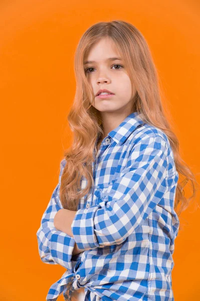 Menina com cabelos longos loiros em pose camisa xadrez azul — Fotografia de Stock