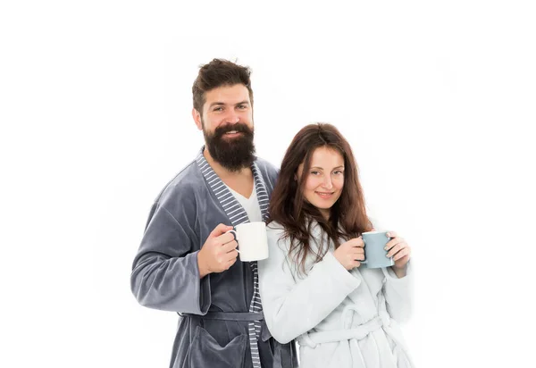 Koncepcja mocy kofeiny. Para cieszy się leniwym weekendem i pije kawę. Żona i mąż szlafroki trzymać filiżankę kawy kubek herbaty. Z porankiem kawy smakuje lepiej. Para relaksuje się rano przy kawie — Zdjęcie stockowe