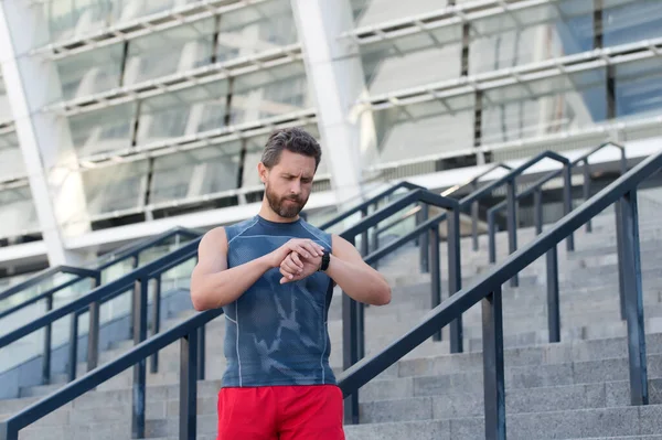 男子成熟运动员使用智能手表检查健康标志 — 图库照片