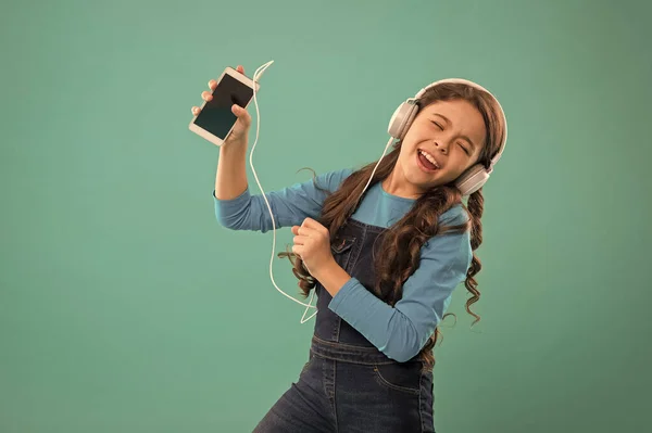 Musikalische Anwendung. Die besten Musik-Apps kostenlos. Genießen Sie den perfekten Sound. Mädchen hören Musik moderne Kopfhörer und Smartphone. Hören Sie kostenlos zu. Abonnementkanal. Musikalisches Konzept genießen — Stockfoto