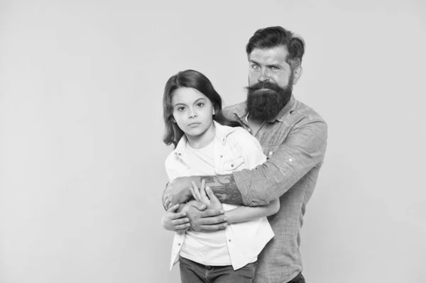 Amo tanto a mi hija. Padre abrazo a su hijita. Hombre barbudo y niño pequeño. Amor familiar. Amor y cuidado. Relaciones y relaciones. Amo a mi familia — Foto de Stock