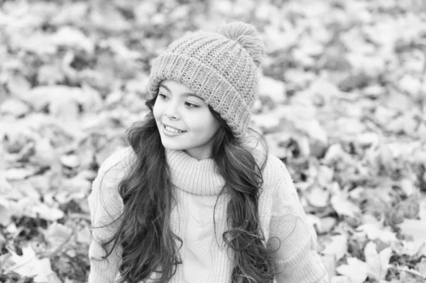 Bellissimi capelli con bella cura. Ragazza felice indossare cappello su lunghi capelli castani. Bambino piccolo rilassarsi sul paesaggio autunnale. Autunno cura dei capelli di routine. Cura di capelli in caduta — Foto Stock