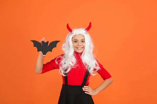 Che bella mazza. bambino con piccola mazza. teen girl indossare capelli lunghi ricci parrucca bianca per la festa. vacanze autunnali. tempo libero infanzia. Festa in costume. Buon Halloween. bambino indossare corna diavolo — Foto Stock