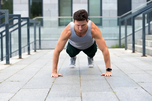 Hombre atlético haciendo flexiones, concepto de entrenamiento urbano —  Fotos de Stock