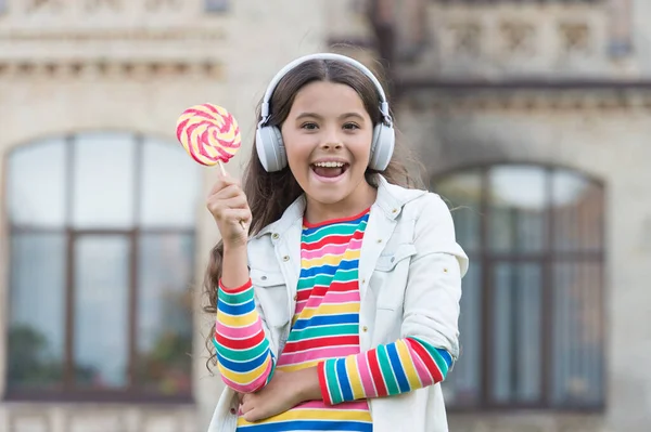 En mutlu gün. Lolipopu olan liseli kız. Çocuk eğitimde yenilik yapıyor. Mutlu çocuklar günü. Sağlıklı bir yaşam tarzı. Kulaklıklı mutlu çocuk. Öğrenci müzik dinler ve şarkı söyler. Okula dönüyorum. Mutlu açık hava güzelliği