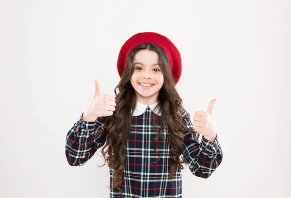 Parece perfeito. como usar vestido xadrez. menina cabelo encaracolado longo. depois da visita ao cabeleireiro. moda. menina adolescente feliz em uniforme. de volta à escola. olhar elegante menina pequena. criança parisiense boina francesa — Fotografia de Stock