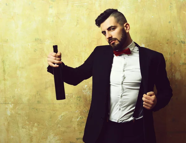 Homem com barba e garrafa de vinho na mão — Fotografia de Stock