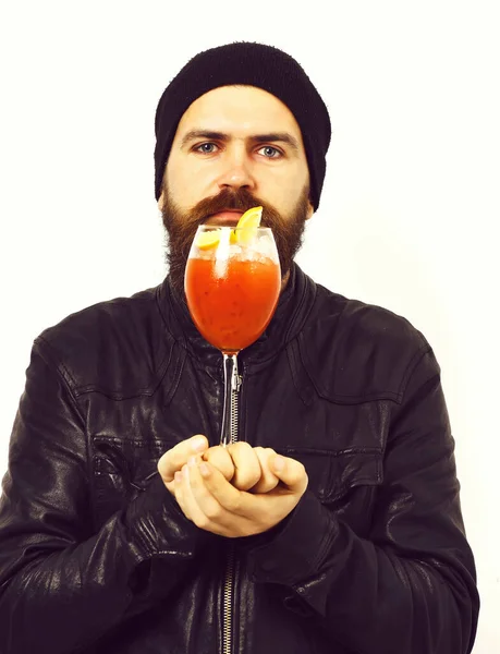 Brutal hipster caucásico sosteniendo bebida alcohólica o cóctel fresco —  Fotos de Stock
